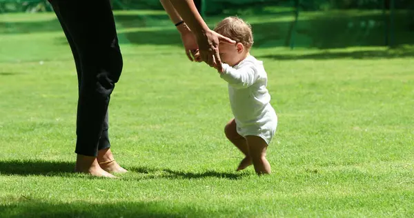 Bebê Bonito Apoiando Nas Pernas Mãe Fora Adorável Criança Infantil — Fotografia de Stock