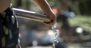 Parktaki musluktan akan su, çocuk eli ağır çekimde 800 fp.