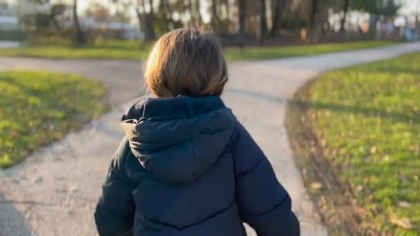Счастливый Ребенок Выбегает Парк Заднем Сидении Ребенка Зимней Одежде — стоковое видео