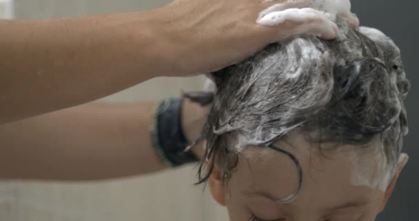 Eltern Waschen Kinderhaare Zeitlupe Mit Shampoo Junge Schrubbt Kind Den — Stockvideo