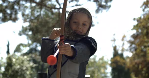 Niño Pequeño Con Traje Medieval Lanzando Flecha Sosteniendo Arco Fuera — Vídeo de stock