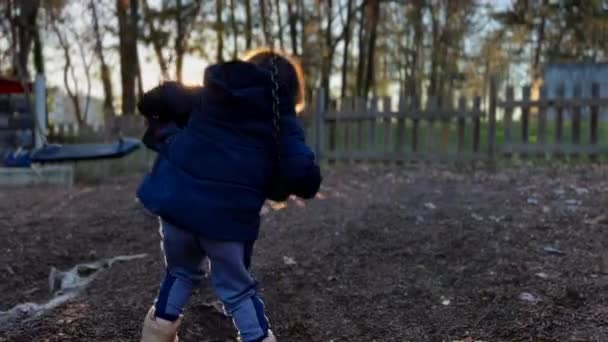 Ευτυχισμένο Παιδί Συστροφή Και Στροφή Στην Κούνια Παιδική Χαρά Κατά — Αρχείο Βίντεο