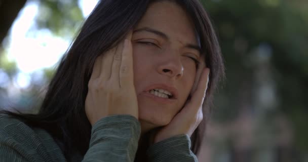 Stressad Kvinna Känner Ångest Och Ångest När Gnuggar Ansiktet Slow — Stockvideo