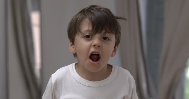 Empörte Kindliche Gefühle Zeitlupe Nahaufnahme Eines Wütenden Kleinen Jungen Mit — Stockvideo