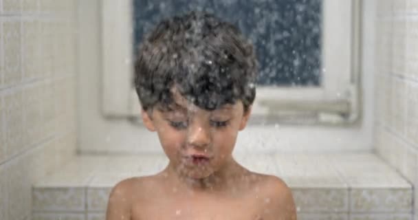 小男孩看着水滴在洗澡的时候以超级慢动作坠落 淋浴头的水掉了下来 — 图库视频影像