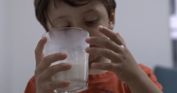 Ragazzo Che Beve Latte Con Una Tazza Vetro Alimentazione Bambini — Video Stock
