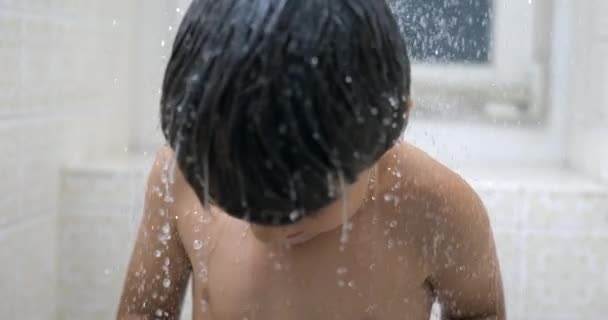 水滴以极慢的速度滑落在小孩身上 1000毫秒的男孩洗澡时间 — 图库视频影像