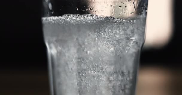 Servindo Água Aspersão Copo Vidro Transparente 800 Fps Slow Motion — Vídeo de Stock