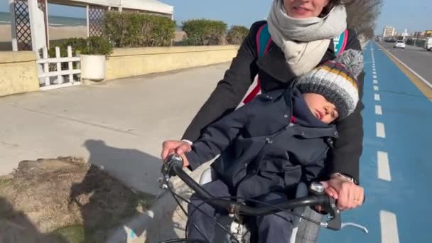 Child Sleeping While Riding Bicycle Mother One Small Kid Napping — Vídeo de Stock
