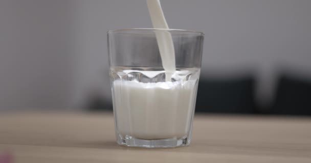 Versare Latte Nel Bicchiere Super Slow Motion 800Fps Enfatizzare Rinfresco — Video Stock