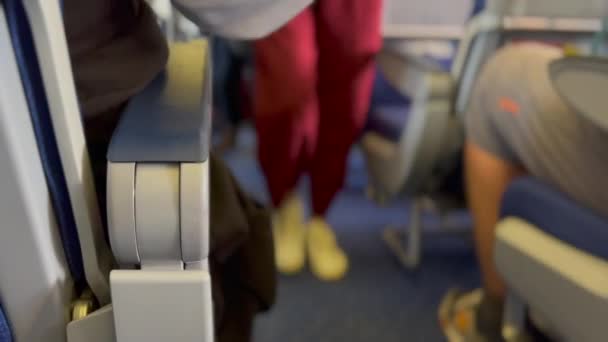 Пассажиры Садятся Самолет Крупным Планом Ноги Входящие Самолет Концепция Полета — стоковое видео