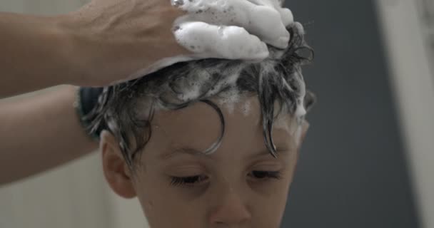 Samponozás Gyermek Haj Szuper Lassított Felvételű Közelkép Fiatal Fiú Fejét — Stock videók