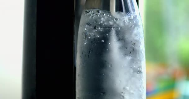 ボトルにスプリンクル水を注ぎ スプリンクルマシンからのリフレッシュ — ストック動画