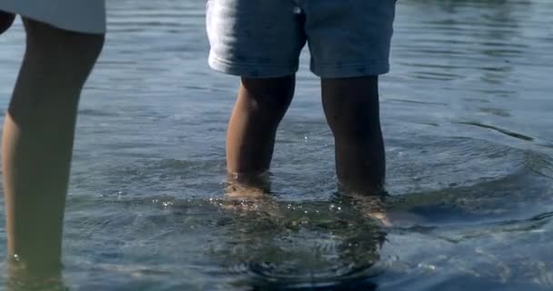 幼童沉浸于池塘观察慢速运动的波纹中 以800Fps的速度与大自然接触 — 图库视频影像
