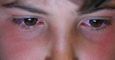 Çocuk makro gözler geceleri ekran cihazına bakıyor. Çocuk çocuk oyun oynuyor