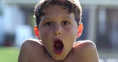 Genç bir çocuk kameraya şok ve şaşkınlık içinde tepki verdi. Çocuk dışarıdan gelen haberlere tepki veriyor.