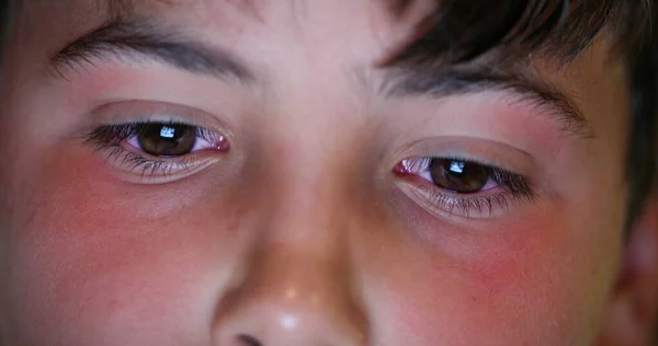 Macro Ребенок Глаза Глядя Экран Света Ночью Ребенок Просматривает Интернет — стоковое фото