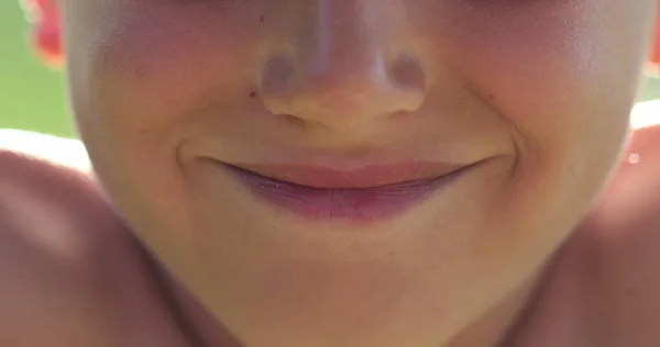 소년의 입술을 있습니다 카메라 앞에서 미소짓는 아이의 — 스톡 사진