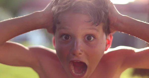 Fiatal Fiú Sokk Meglepetés Reakció Gyerek Keres Kamera Érzi Kétségbeesés — Stock Fotó