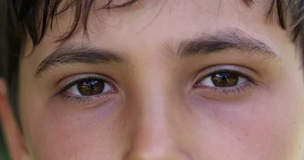Jongen Die Ogen Opent Naar Camera Kijkt Kind Oog Staren — Stockfoto