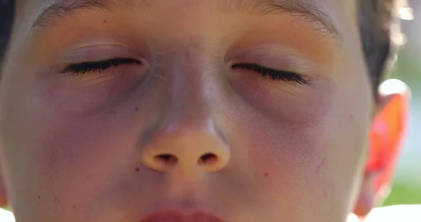 Молодий Хлопчик Глибоко Вдихнув Медитацію Дитина Відкриває Очі Крупним Планом — стокове фото