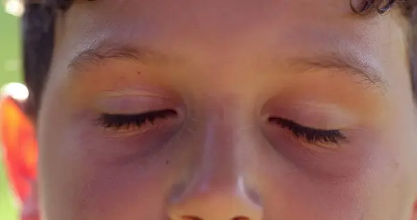 Дитячі Очі Закриваються Спокою Медитації — стокове фото