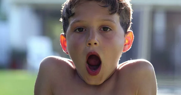Реакція Молодого Хлопчика Шоці Здивування Камеру Малюк Реагує Новини Межами — стокове фото