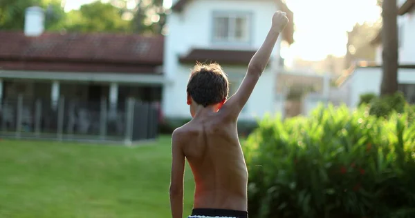 Мальчик Поднимающий Кулак Небо Победной Стойке — стоковое фото