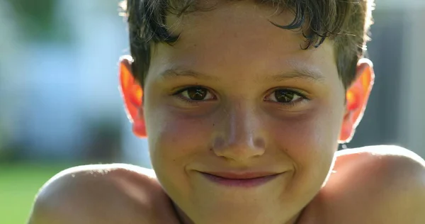 Красивий Молодий Хлопчик Дитина Стикається Усміхненим Почуттям Щастя Радості Відкритому — стокове фото