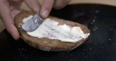 Çok yavaş çekimde kızarmış ekmeğe tereyağı sürüyorum. Bıçaklı 800 fps, sabah kahvaltısı.