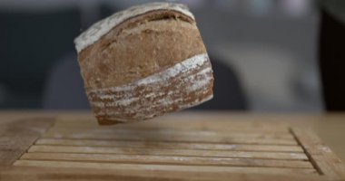 Rustic Tumble - Un ve Kırıntıların Ortasında Yavaş Düşen Ekmek