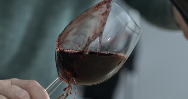 Versehentliches Missgeschick Der Person Die Versehentlich Wein Ins Glas Servierte — Stockvideo
