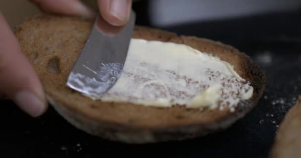 Butter Toastbrot Zeitlupe Auf Der Rampe Verteilen — Stockvideo