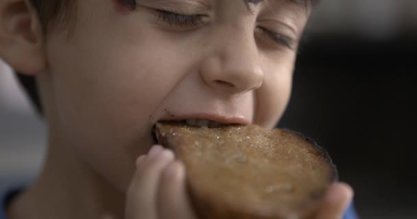 小男孩咬烤面包的超级慢动作速度计 — 图库视频影像