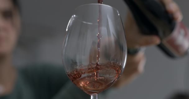 Wijn Glas Serveren Super Slow Motion 800 Fps Giet Alcoholische — Stockvideo