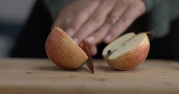 高速カメラ800 Fpsのスローモーションでキャプチャされたナイフでリンゴの果物を半分にスライス — ストック動画
