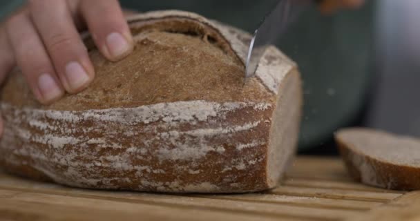伝統的なパンのスライス 手彫りのヨーロッパのパンのクローズアップのスローモーション800Fps — ストック動画