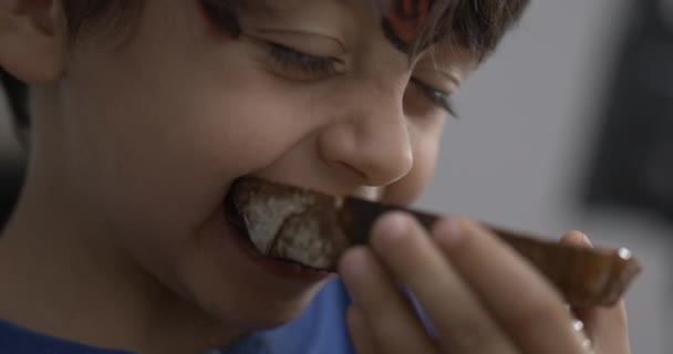 Petit Garçon Prenant Une Bouchée Pain Grillé Bouche Enfant Gros — Video