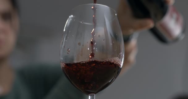 Weinwalzer Zeitlupe Mit 800 Fps Ins Glas Gießen Elegantes Elixier — Stockvideo