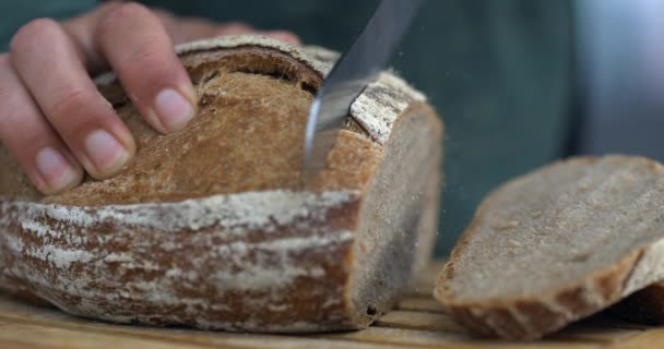 Skivning Bit Bröd Med Kniv Super Slow Motion 800 Fps — Stockvideo