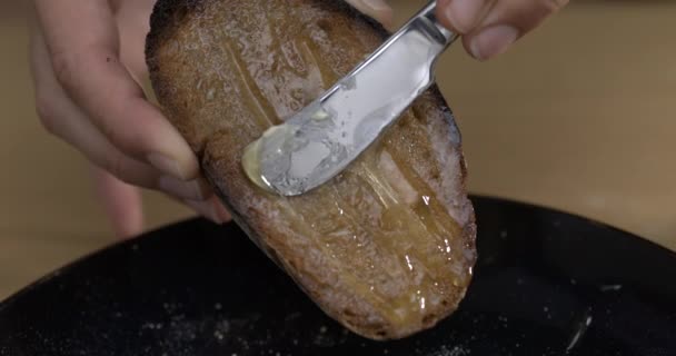 Απλώνουμε Μέλι Φρυγανισμένο Ψωμί Μαχαίρι Βουτύρου Εξαιρετικά Αργή Κίνηση — Αρχείο Βίντεο