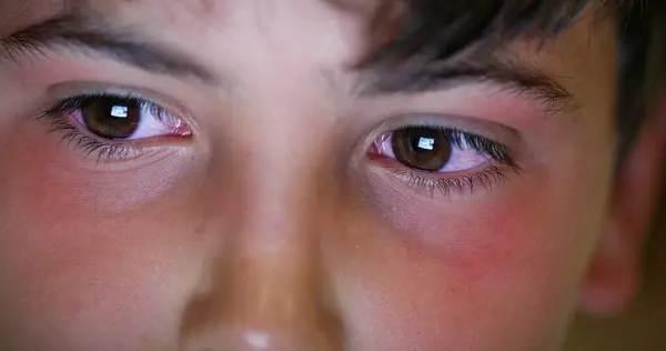 Глаза Мальчика Смотрят Синий Свет Экрана Планшетного Устройства — стоковое фото