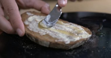 Ekmek ekmeğine tereyağlı bal sürüyorum. Sabah kahvaltısını ağır çekimde hazırlıyorum. 800 fps