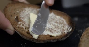 Tost Ekmeğinde Eriyen Tereyağının Yavaş Çekimi