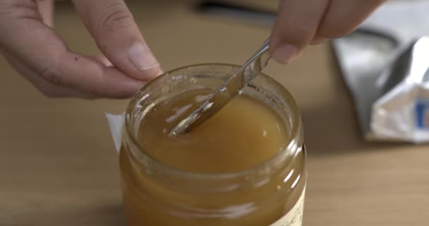 Αρπάζοντας Μέλι Από Κατσαρόλα Μαχαίρι Close Αργή Κίνηση — Αρχείο Βίντεο