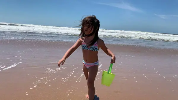Παιδί Κορίτσι Μεταφέρουν Νερό Κουβά Στην Παραλία — Φωτογραφία Αρχείου