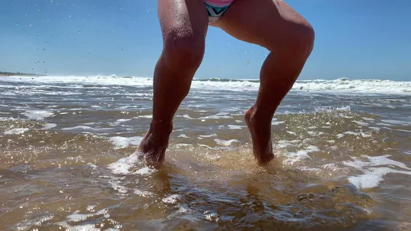 Dziecko Bawiące Się Plaży Szczęśliwa Dziewczynka Dotykająca Piasku Brzegu — Zdjęcie stockowe