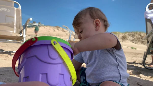 Söt Baby Spädbarn Leker Stranden Med Sand Och Hink — Stockfoto