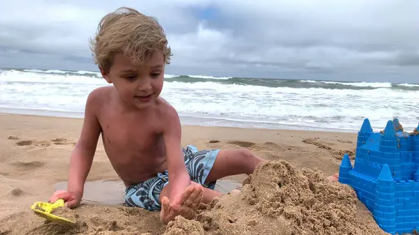 Menino Criança Brincando Praia Com Cavando Buraco Fazendo Sandcastle — Fotografia de Stock