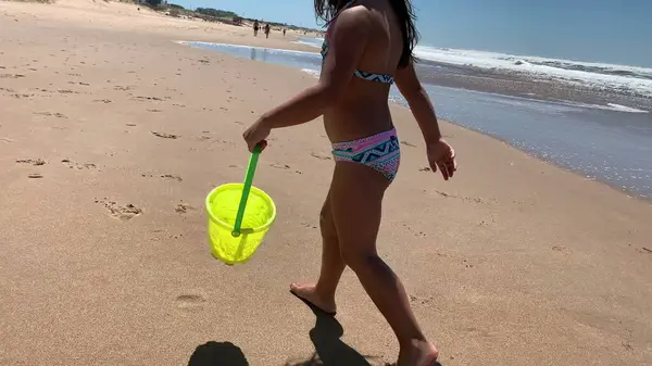 Παιδί Κορίτσι Μεταφέρουν Νερό Κουβά Στην Παραλία — Φωτογραφία Αρχείου